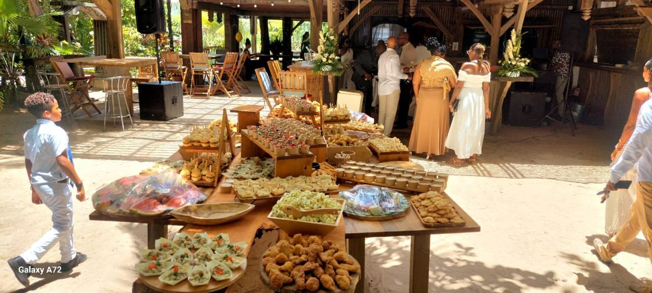 Beach Bar, Restaurant et Centre d’expressions culturels, artistiques et éducatives des nations créoles autour du développement durable dans la Caraïbe. 